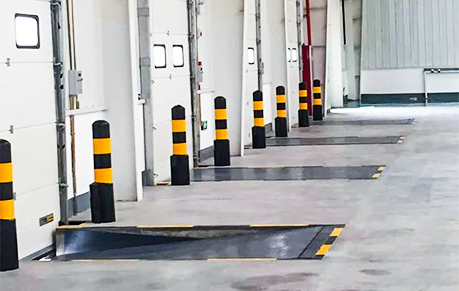 Hydraulic Dock Leveler vs. Mechanical Dock Leveler na Mas Mainam para sa Paggamit ng Warehouse