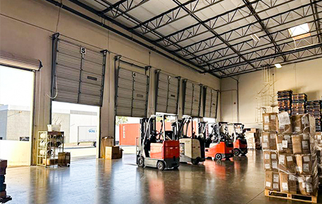 Bakit Pumili ng Mga Pintuang Pang-industriya para sa Mga Operasyon ng E-Commerce Warehouse?